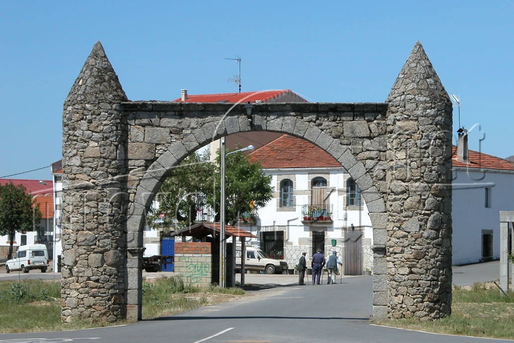 <b>Arco de entrada, San Miguel de Valero</b>